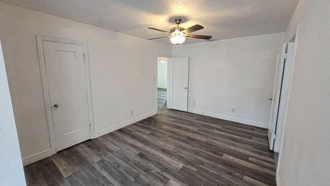 Building Photo - Large 3 Bedroom 2 Bath House!