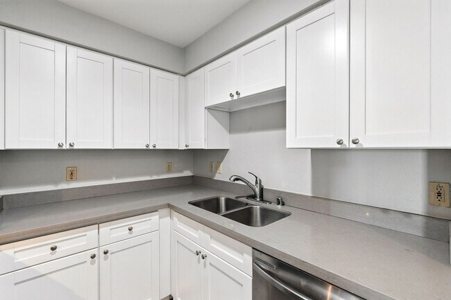 Building Photo - Walking Distance to ASU!