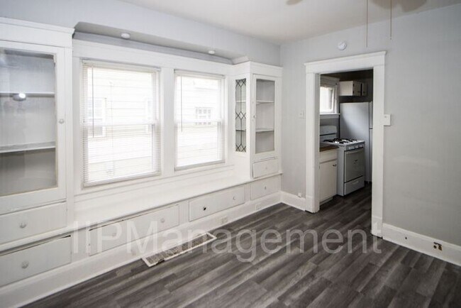 Building Photo - Newly Renovated 2 Bedroom Down Unit in Cle...