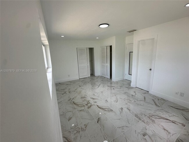 Building Photo - 107 W Lake Dr