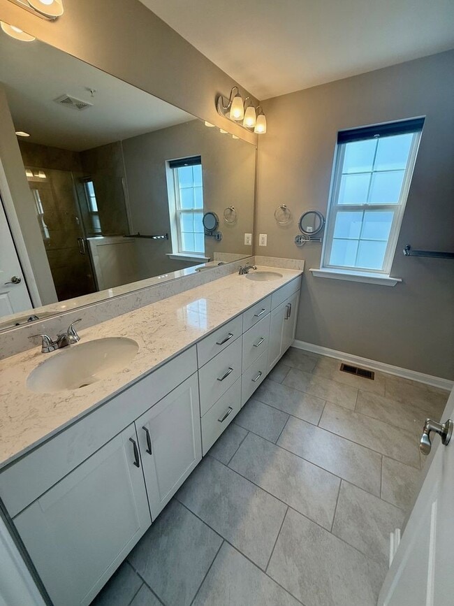 Building Photo - Upscale Millersville Townhouse with garage