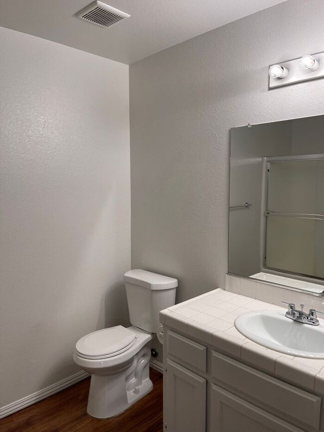 Building Photo - Turlock 2 Bedroom 2 Bath with Garage Triplex