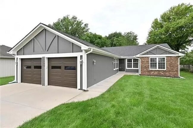 Building Photo - 1102 Hampton Dr