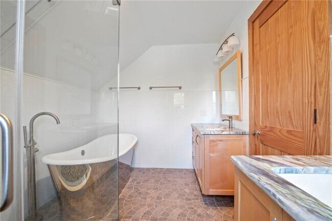 Building Photo - 1008 Courtenay Dr NE