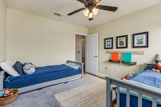 Building Photo - 5 Bed House convenient to Navarre and Hurl...