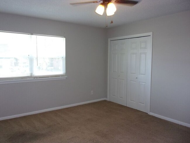 Building Photo - Recently Renovated 2 Bedroom 1 1/2 Bath To...