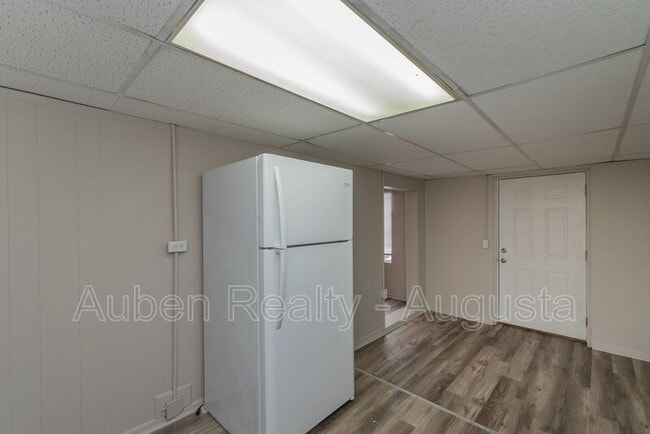 Building Photo - 1547 Heath St