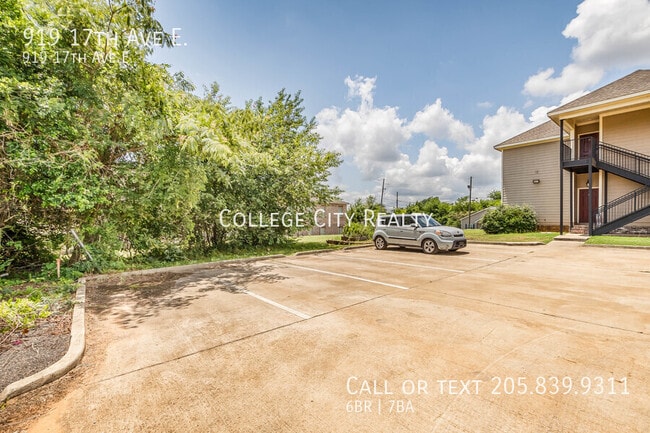 Building Photo - 919 17th Ave E