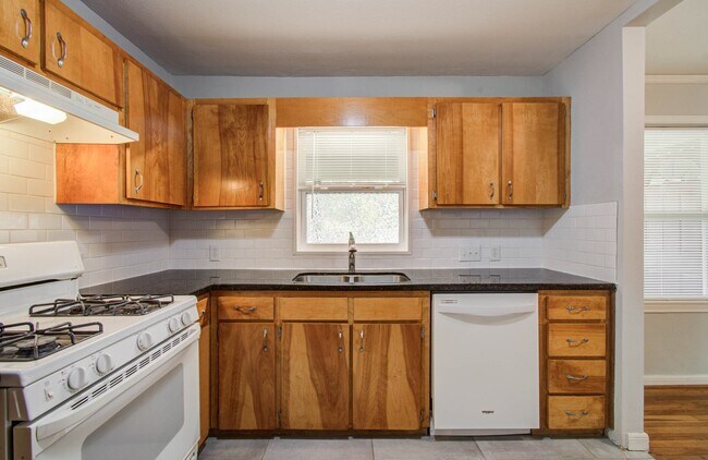 Building Photo - 5519 Huisache St