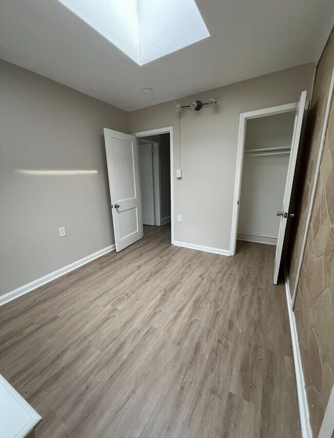 Building Photo - Renovated 3 Bedroom End Unit Available Now!