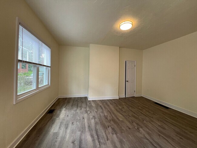 Building Photo - Updated 1BR 1 Bath house with office now available!