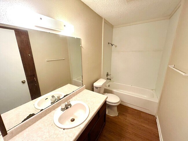 Building Photo - **APPLICATION RECEIVED** Convenient 2 Bedr...