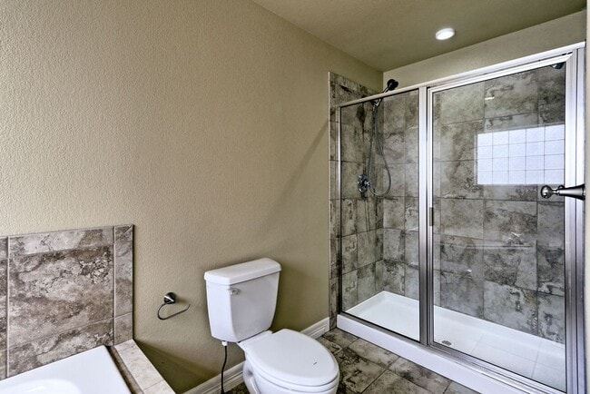 Building Photo - 4 Bedroom 3 Bath Ranch in Greeley
