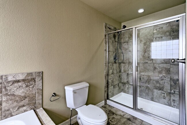 Building Photo - Don't Miss This Spacious Home in West Greeley