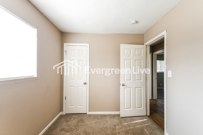 Building Photo - 1933 Sloan Ave