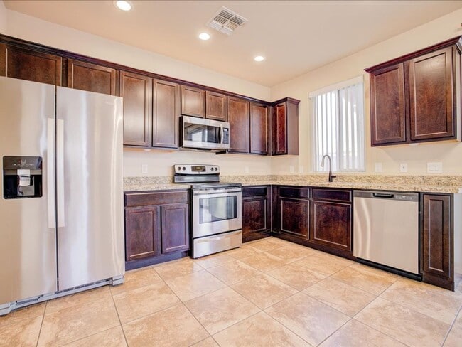 Building Photo - 3 Bedroom 2.5 Bath   $200.00 OFF FIRST FULL MONTHS RENT