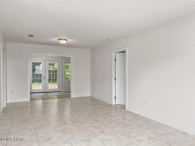 Building Photo - 137 Heather Dr