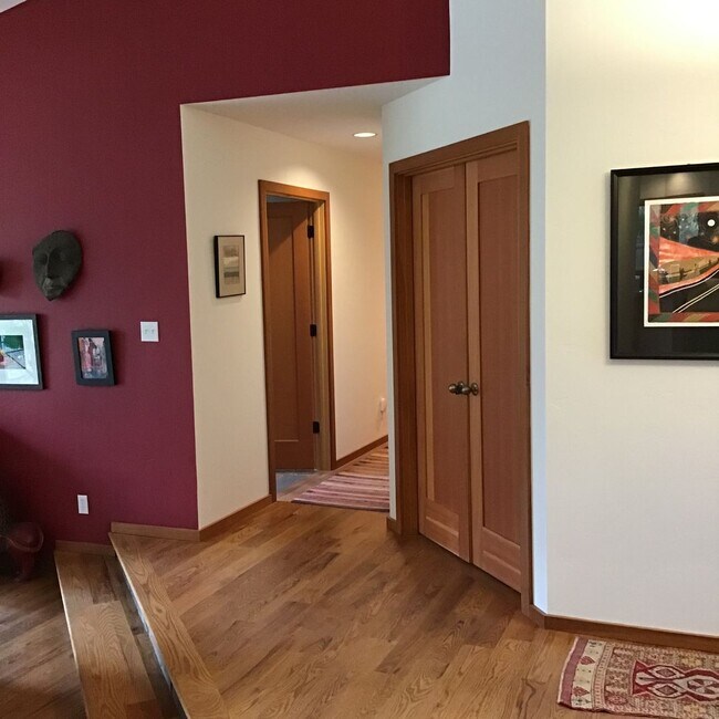 Building Photo - SEASONAL FURNISHED SHORT TERM RENTAL Offer...