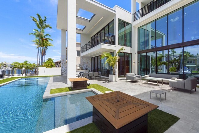 Building Photo - 1400 Bayview Dr