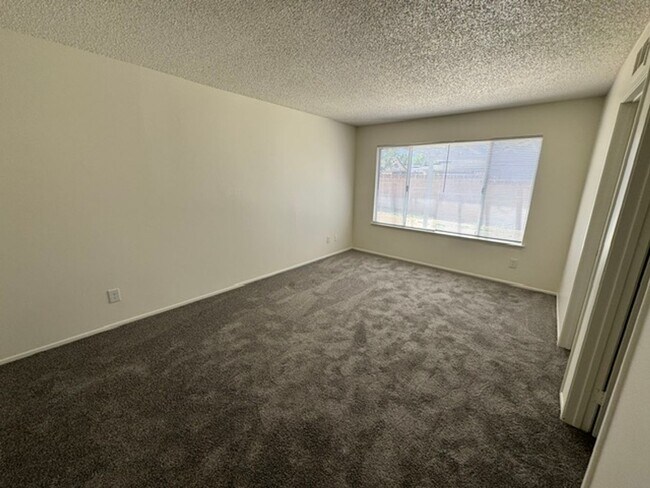 Building Photo - Gorgeous Remodeled 3+2 - $2600