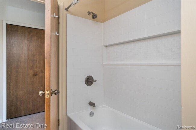 Building Photo - 23788 Village-House Dr N
