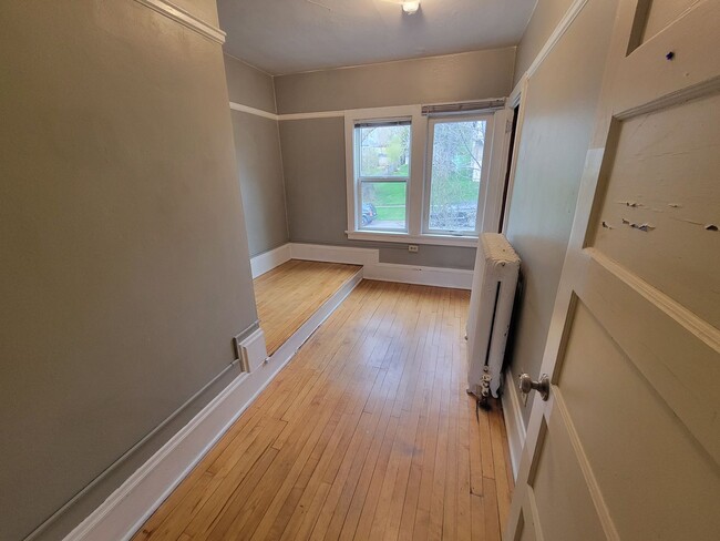 Building Photo - AVAILABLE JUNE 1ST -  Huge 4 Story Hillside Home!