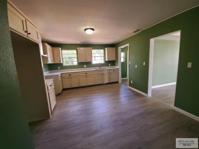 Building Photo - 510 W Buchanan St