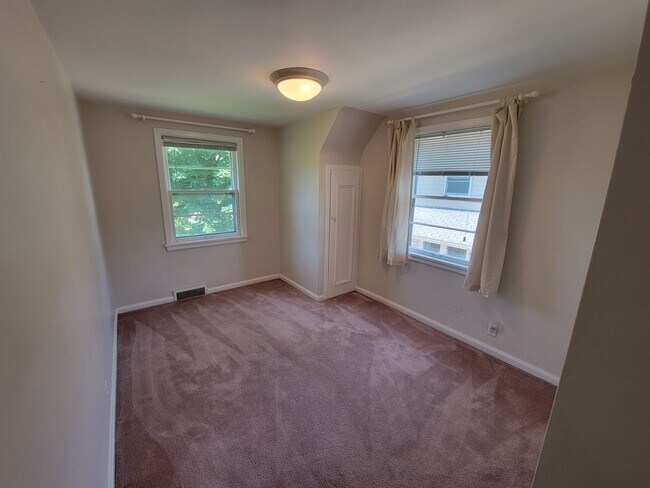 Building Photo - Large 4 bed, 1.5 bath, Over 2,000 square feet.