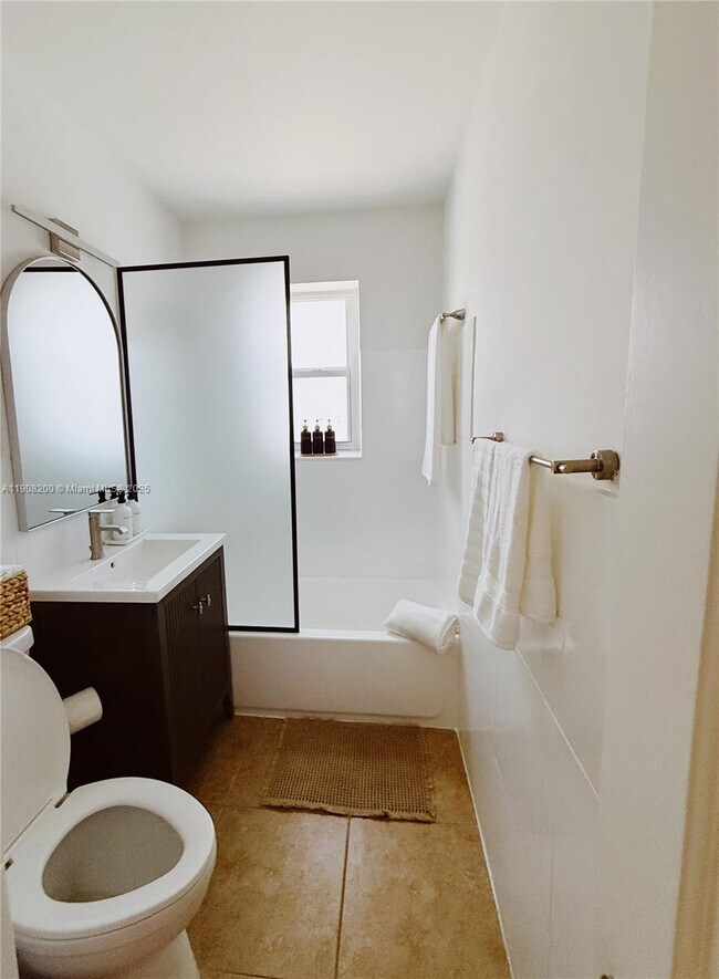 Building Photo - 1075 NE 120th St