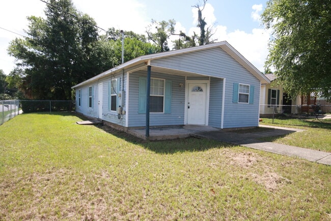 Building Photo - 3 Bedroom Home with Fenced Yard Near Downt...