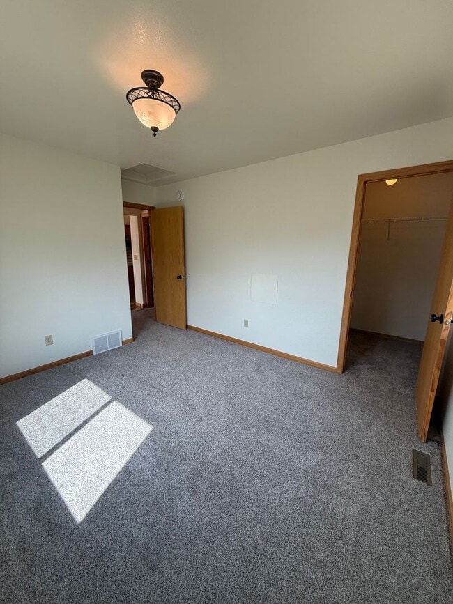 Building Photo - Large 3-Bedroom Condo for Rent!
