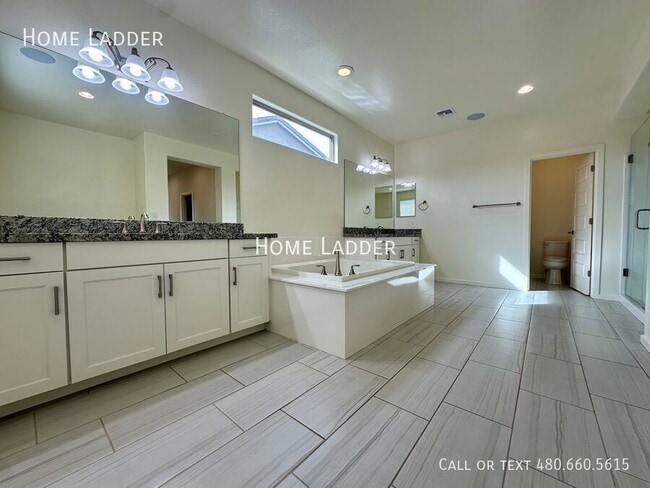 Building Photo - 3133 N Loma Vista