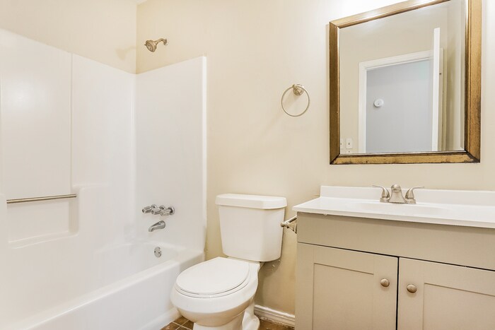 Building Photo - 732 Spring St