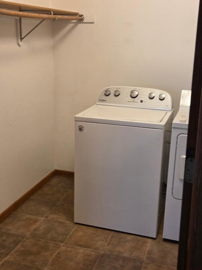 Building Photo - 979 Victoria St N