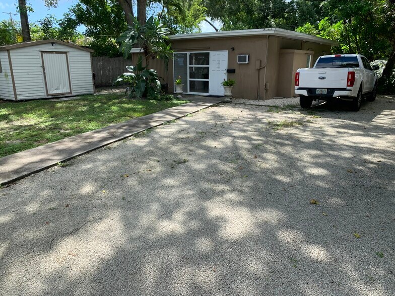 Front - 320 SW 21st St