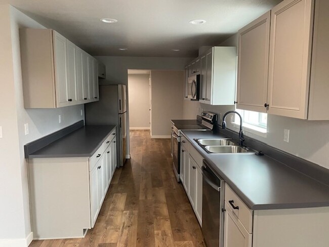 Building Photo - Charming Newly Remodeled 2 Bedroom 1 Bath ...