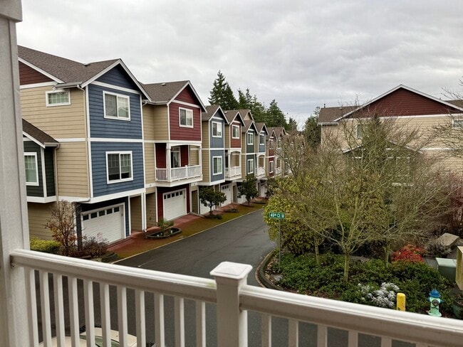 Building Photo - Beautiful 2 bed, 2.5 bath townhome located in Mountlake Terrance $2750/mo.