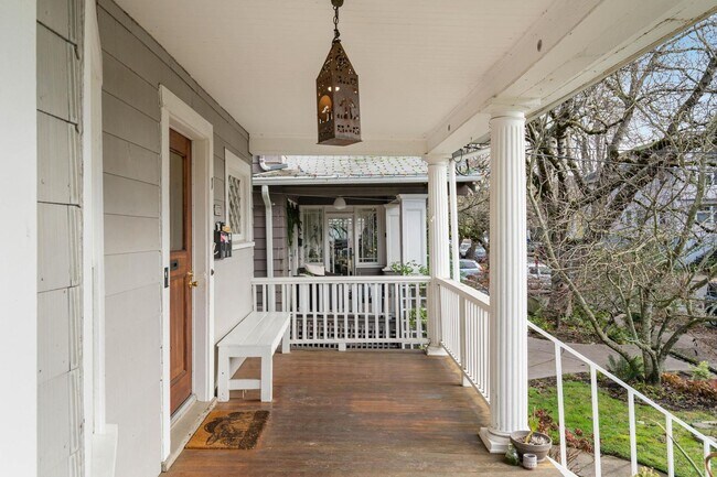 Building Photo - Charming 1-bdrm/1-bath in 1900s Victorian triplex—Prime location, shared laundry & yard