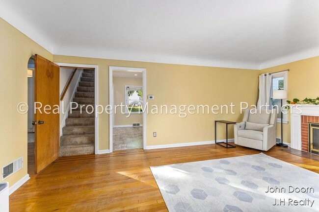 Building Photo - Spacious 3-Bedroom Home in Alger Heights – Modern Kitchen, Private Yard & Garage