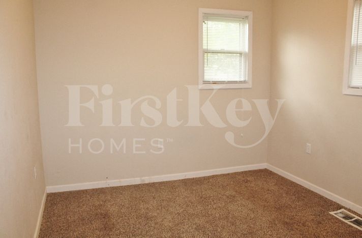 Building Photo - 304 E 4th St