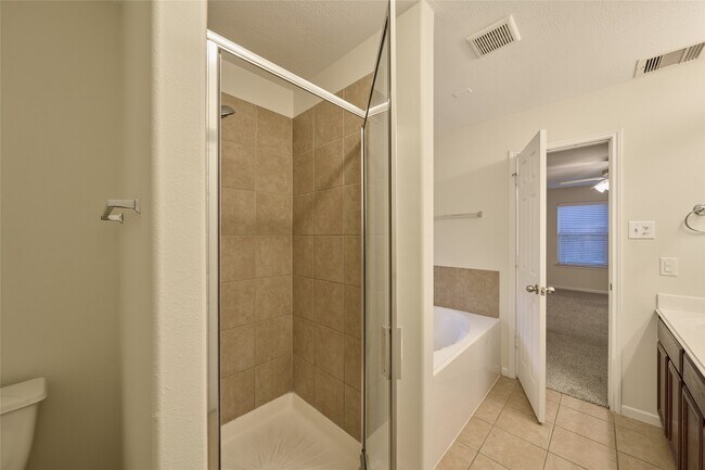 Building Photo - 12515 Lakeshore Dr