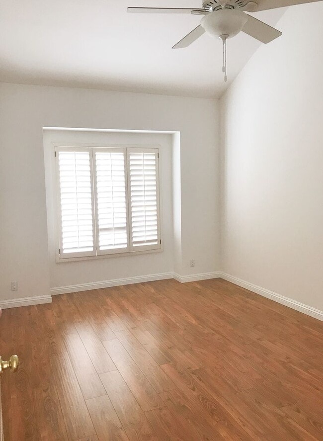 Building Photo - 3 Bedroom 2.5 bath Townhome