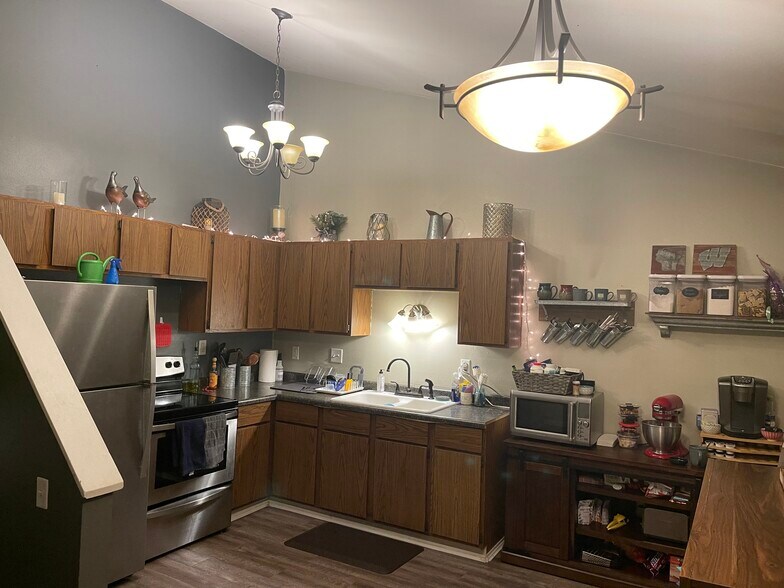 Spacious Kitchen with Vaulted Ceilings - 1617 Jackson St