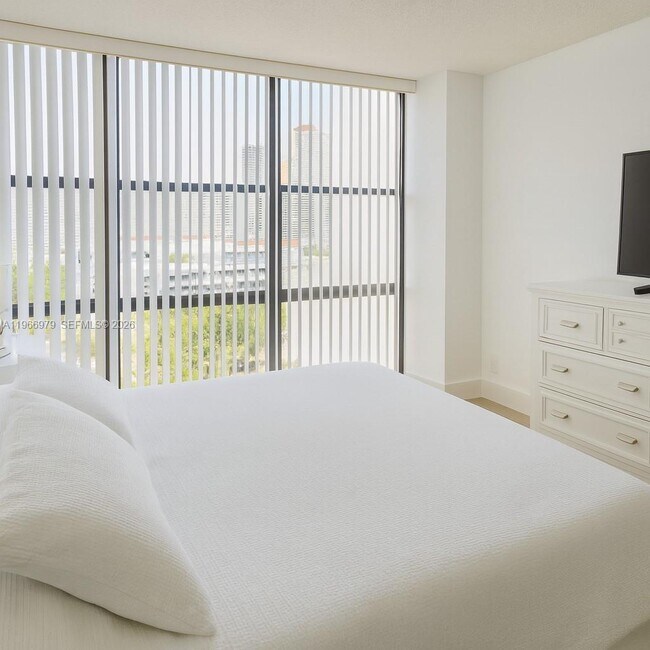 Building Photo - 17021 N Bay Rd