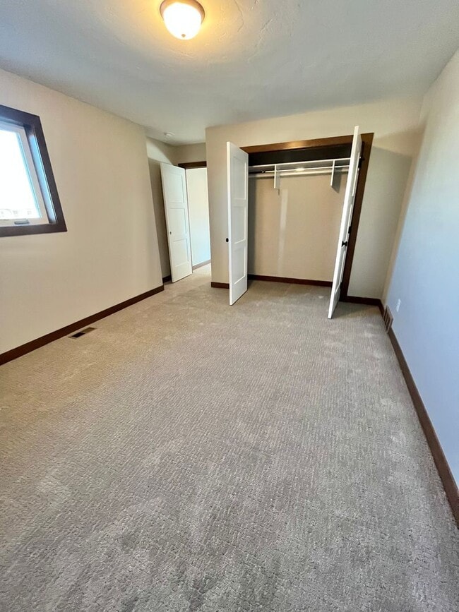 Building Photo - Stunning 5 Bed/2.5 Bath Townhome!