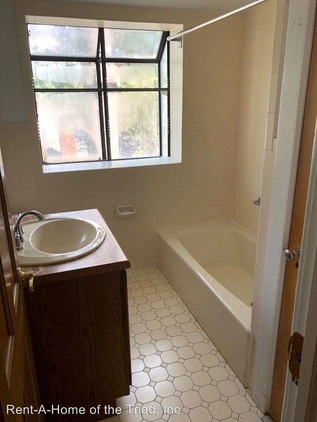 Building Photo - 4 br, 1.5 bath House - 413 S Chapman Street