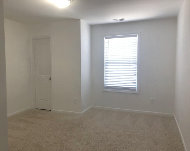 Building Photo - 502 Geranium St