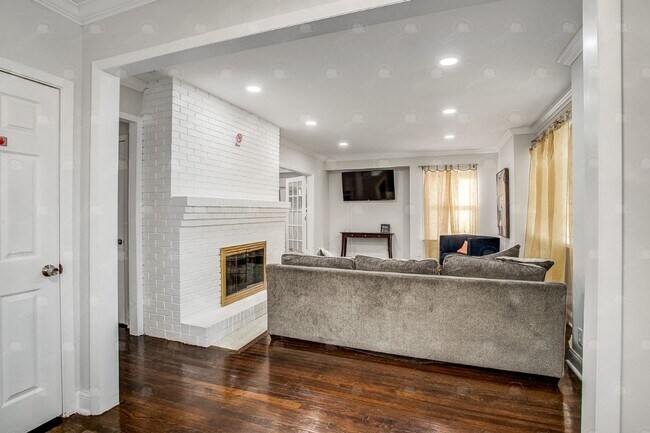 Building Photo - 3-bedroom 3-bathroom w/a loft in historic ...