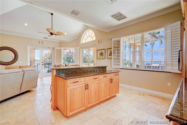 Building Photo - 1528 NE Outrigger Landings Dr