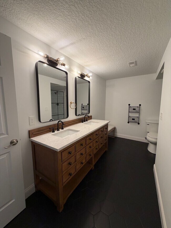 Building Photo - COMMINNG SOON - 4 BED 3 1/2 BATH HOUSE